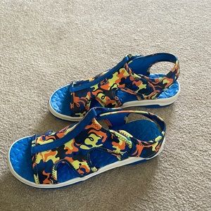 Land’s End Boys sandals Size 5.